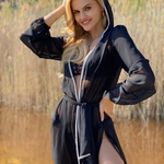 Model Naomi - černá | dlouhé černé letní plážové šaty s kapucí na plavky| Beach Swan
