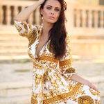 Model Sindy - zlato-bílá | dlouhé letní plážové šaty z hedvábí z Dubaje na plavky | Beach Swan