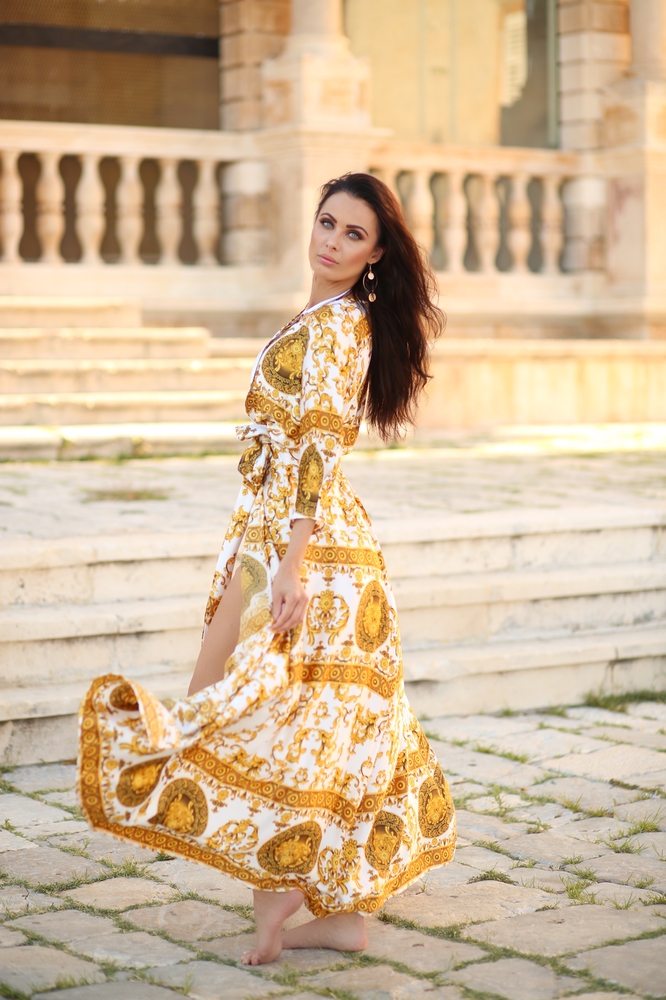 Model Sindy - zlato-bílá | dlouhé letní plážové šaty z hedvábí z Dubaje na plavky | Beach Swan